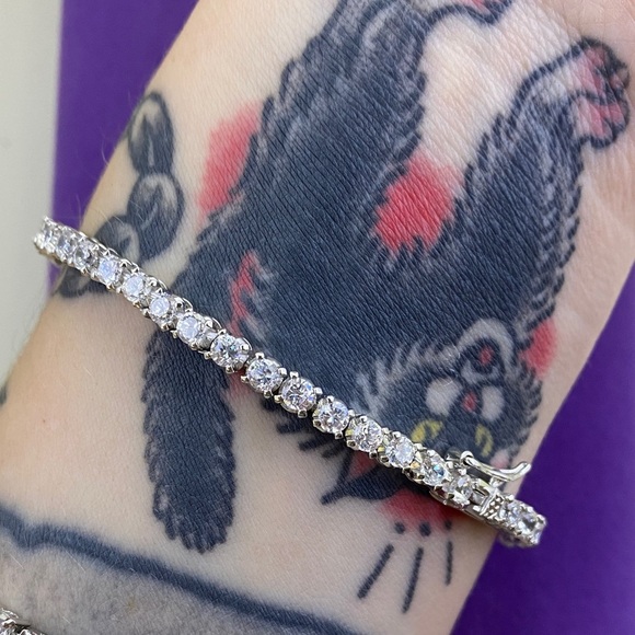 💛 Elegant Sterling Silver Graduating CZ Tennis Bracelet - Picture 3 of 7